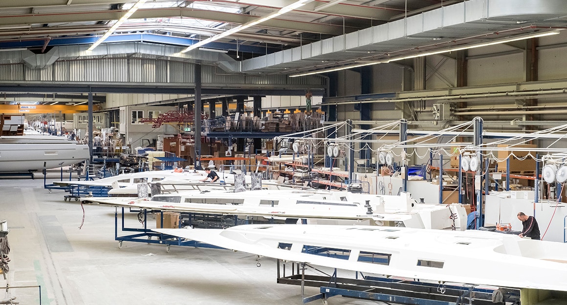 View into one hall of BAVARIA YACHTS' shipyard. View into one hall of BAVARIA YACHTS' shipyard.