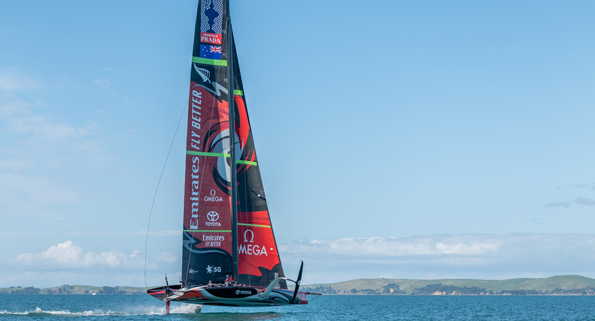 Geschichte des Segelsports: Eine Sportyacht beim America's Cup. Geschichte des Segelsports: Eine Sportyacht beim America's Cup.