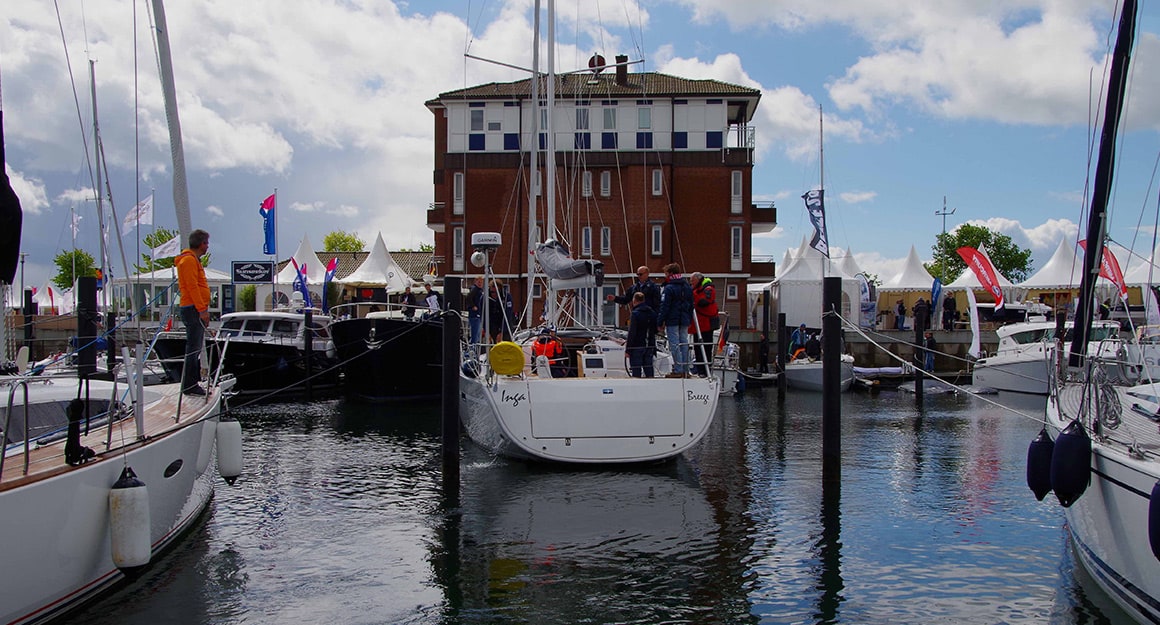 Segelboot beim Hafenmanöver Segelboot beim Hafenmanöver