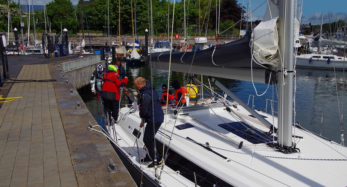 Segelyacht wird am Kai festgemacht Segelyacht wird am Kai festgemacht