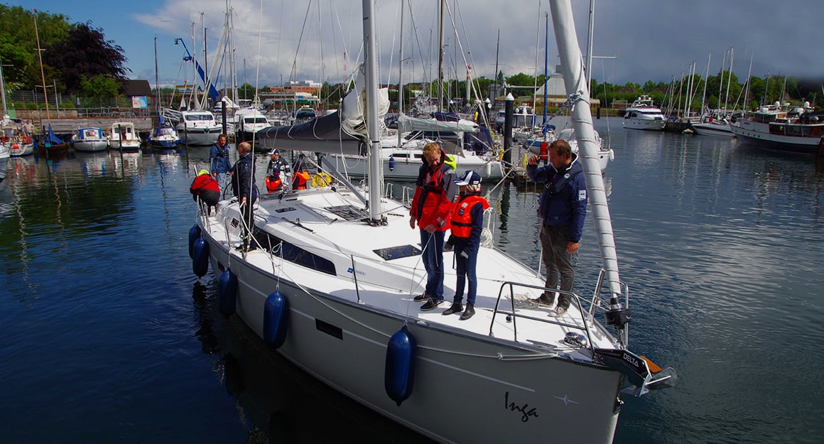 Kapitän spricht mit Crew über Hafenmanöver Kapitän spricht mit Crew über Hafenmanöver