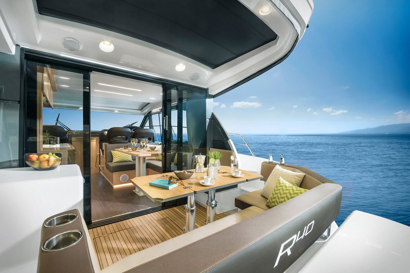 Motorboot R40 COUPE Exterieur aus der R-Line | BAVARIA YACHTS Motorboot R40 COUPE Exterieur aus der R-Line | BAVARIA YACHTS