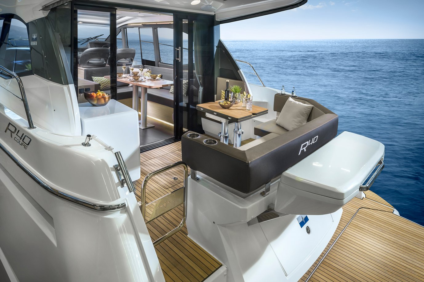 Motorboot R40 COUPE Exterieur aus der R-Line | BAVARIA YACHTS Motorboot R40 COUPE Exterieur aus der R-Line | BAVARIA YACHTS