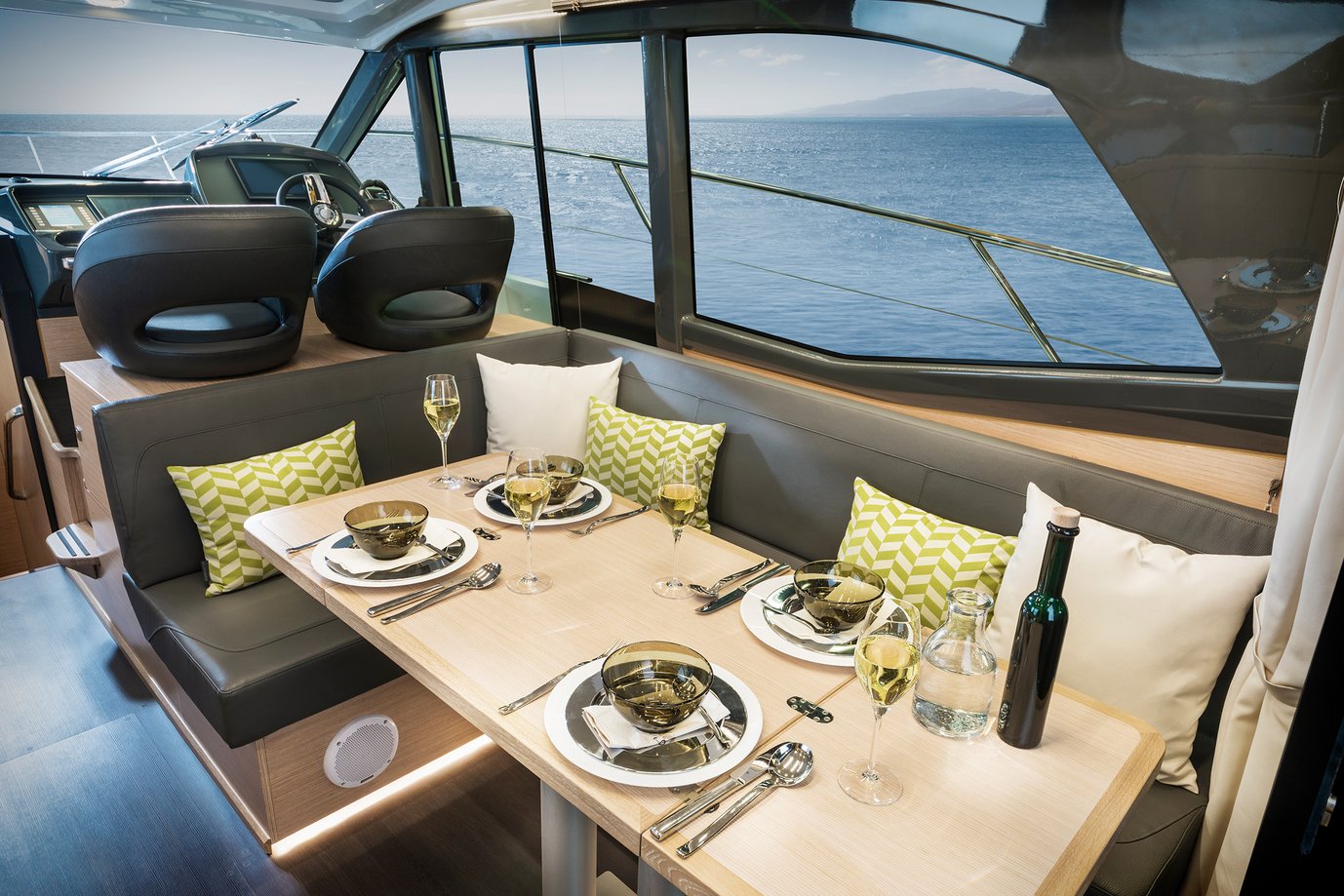 Motorboot R40 Coupe Interieur | BAVARIA YACHTS Motorboot R40 Coupe Interieur | BAVARIA YACHTS