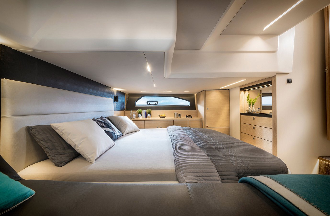 Doppelbett im Motorboot R40 Coupe der R-Line | Interieur BAVARIA YACHTS Doppelbett im Motorboot R40 Coupe der R-Line | Interieur BAVARIA YACHTS