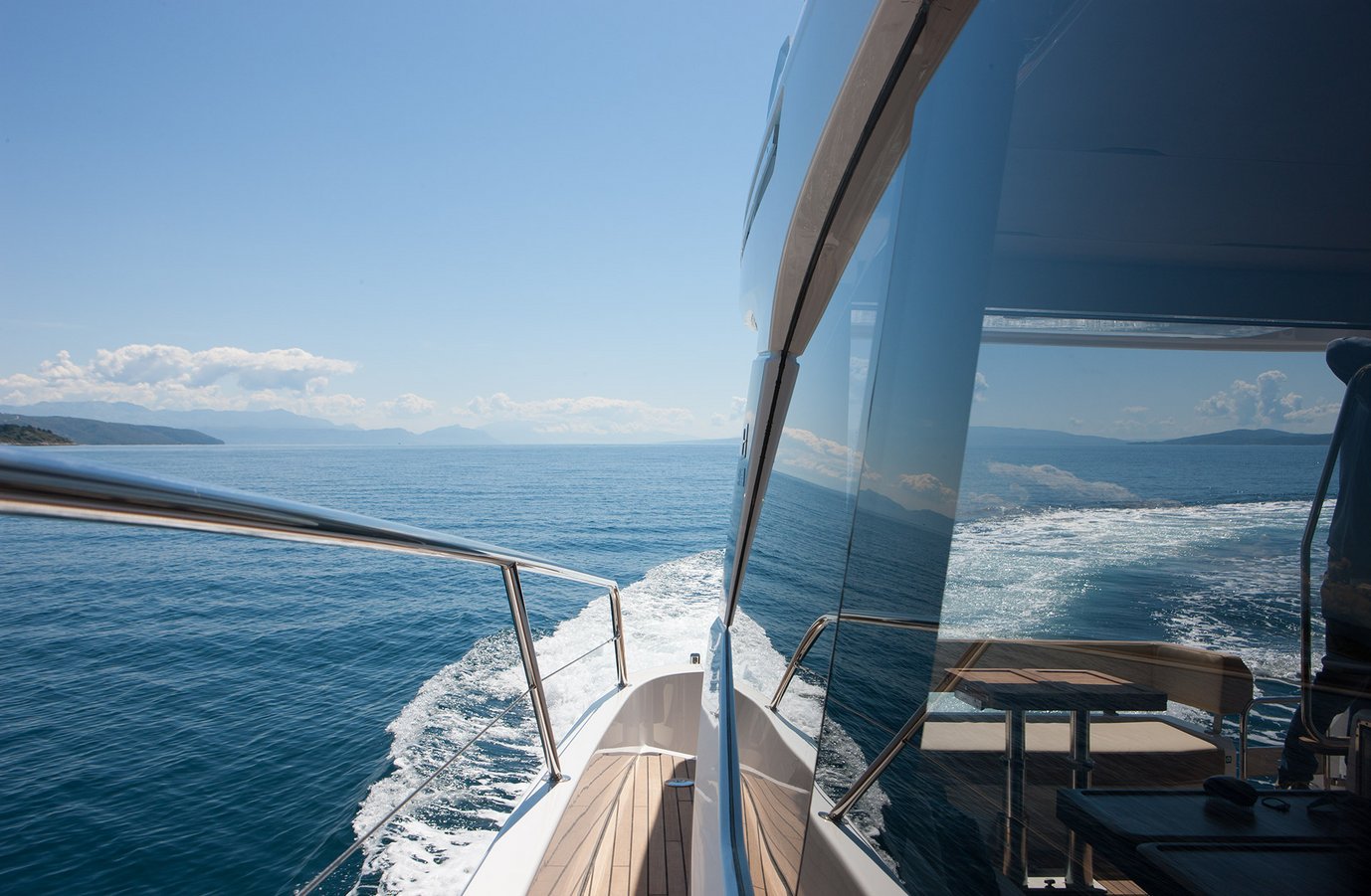 Motorboot R40 FLY Exterieur aus der R-Line | BAVARIA YACHTS Motorboot R40 FLY Exterieur aus der R-Line | BAVARIA YACHTS